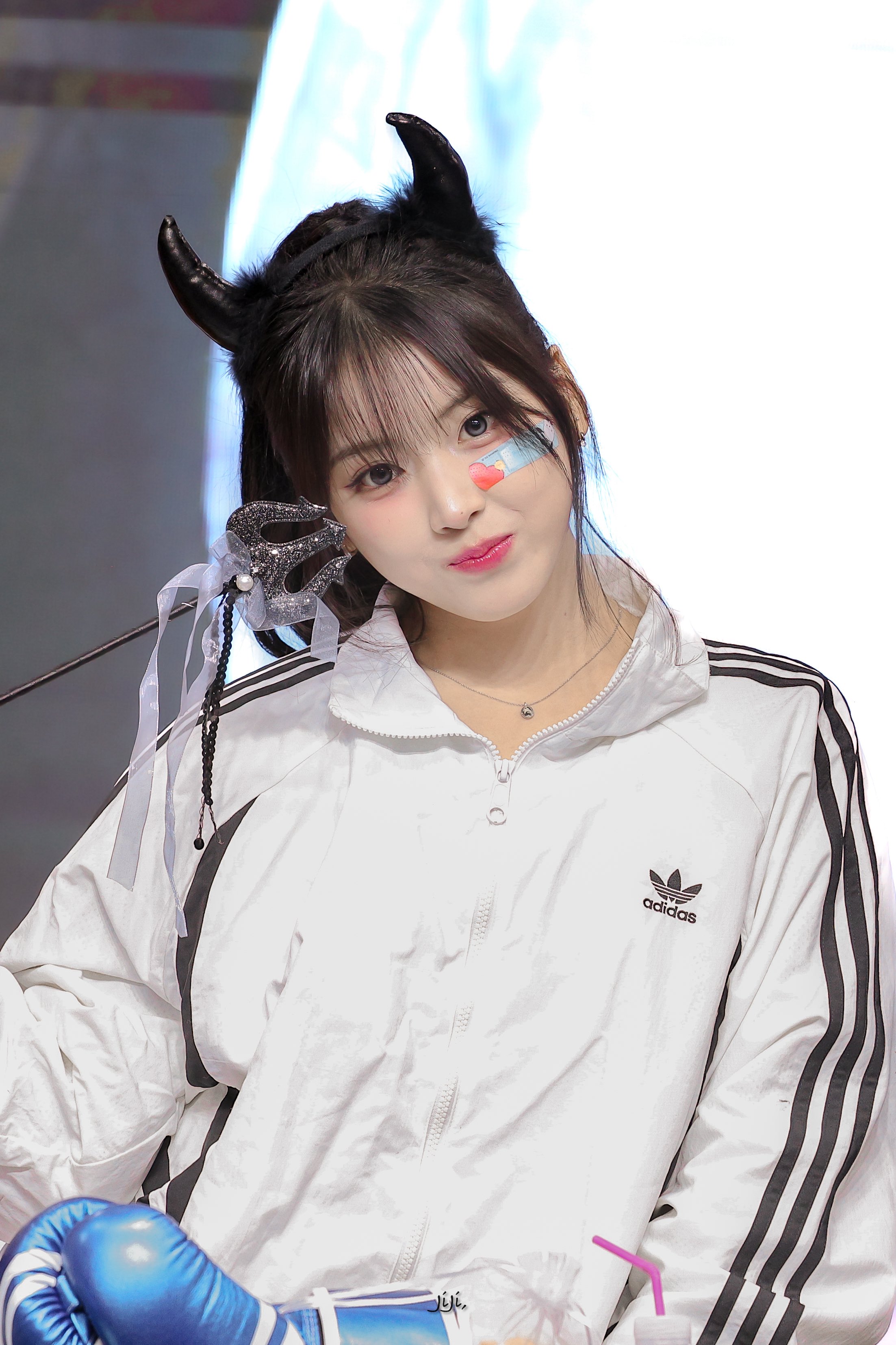 엔믹스 지우 wearing PS015N